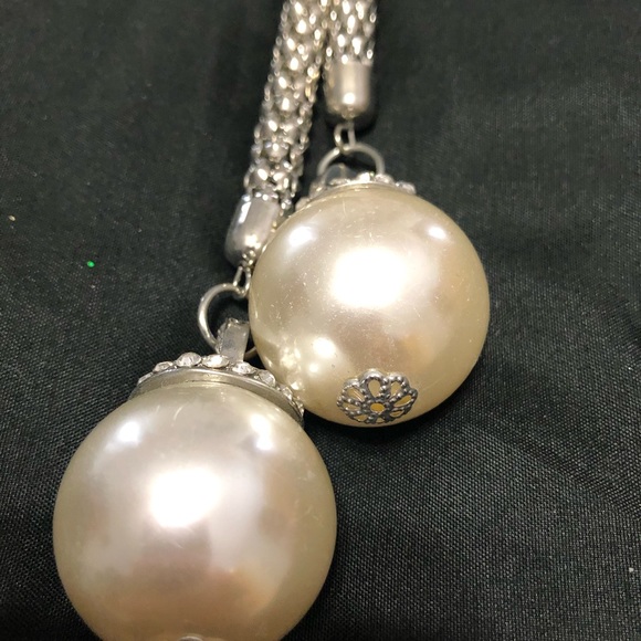 Silver necklace with Pearl and rhinestone detail - Picture 2 of 5